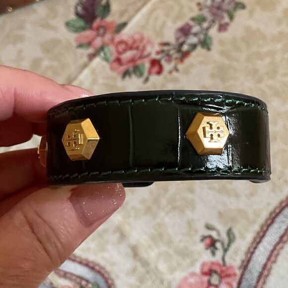 TORY BURCH LEATHER EMBOSSED GOLD MILLER LOGO BANGLE BRACELET NEW WITH BAG - Picture 8 of 13